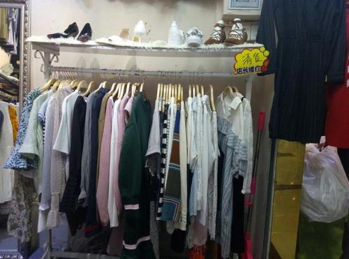 女裝貨架與化妝品 時尚零售的完美結(jié)合